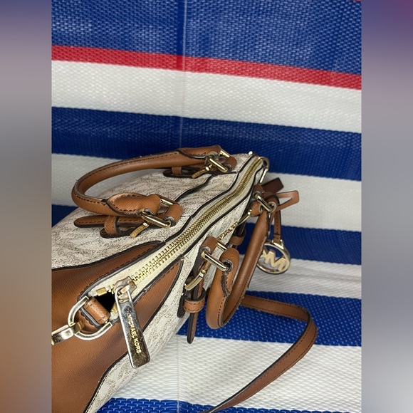 🎉Michael Kors Ciara Vanilla Acorn Convertible Signature Monogram Messenger Bag - Picture 5 of 15
